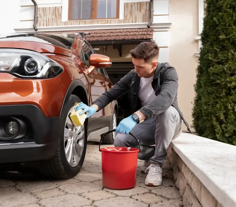 Lavage auto à domicile Bréval : professionnel intervenant sur un véhicule
